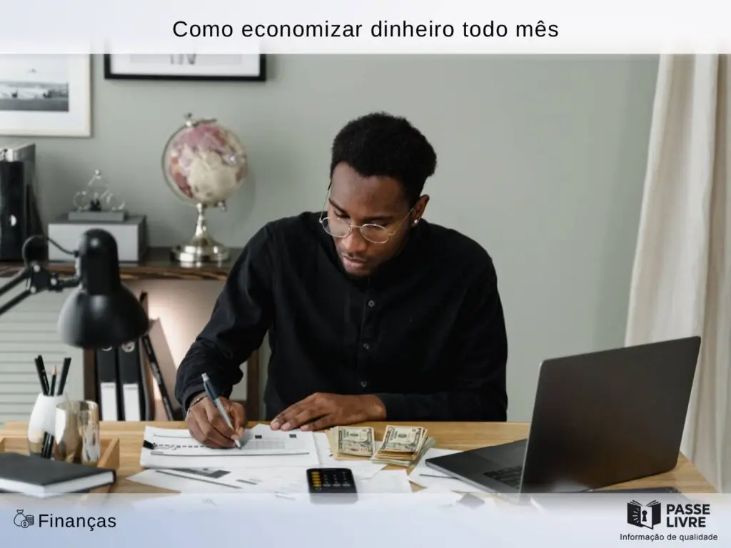 Pessoa organizando finanças.
