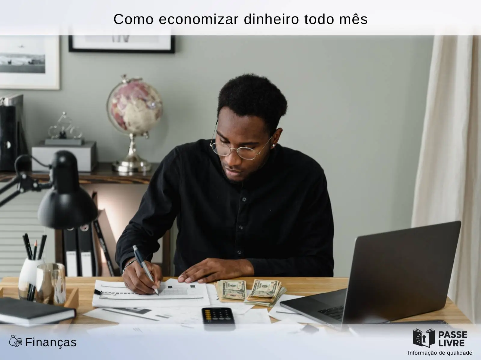 Pessoa organizando finanças