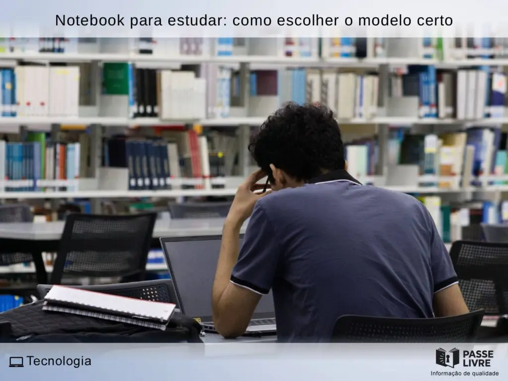 Estudante usando notebook para estudar em uma biblioteca.