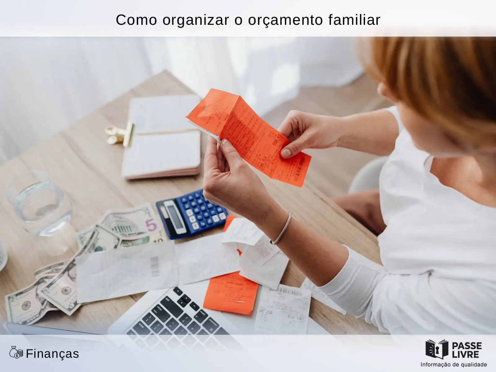 Adulto segurando dinheiro e escrevendo em um planejador enquanto usa uma calculadora.
